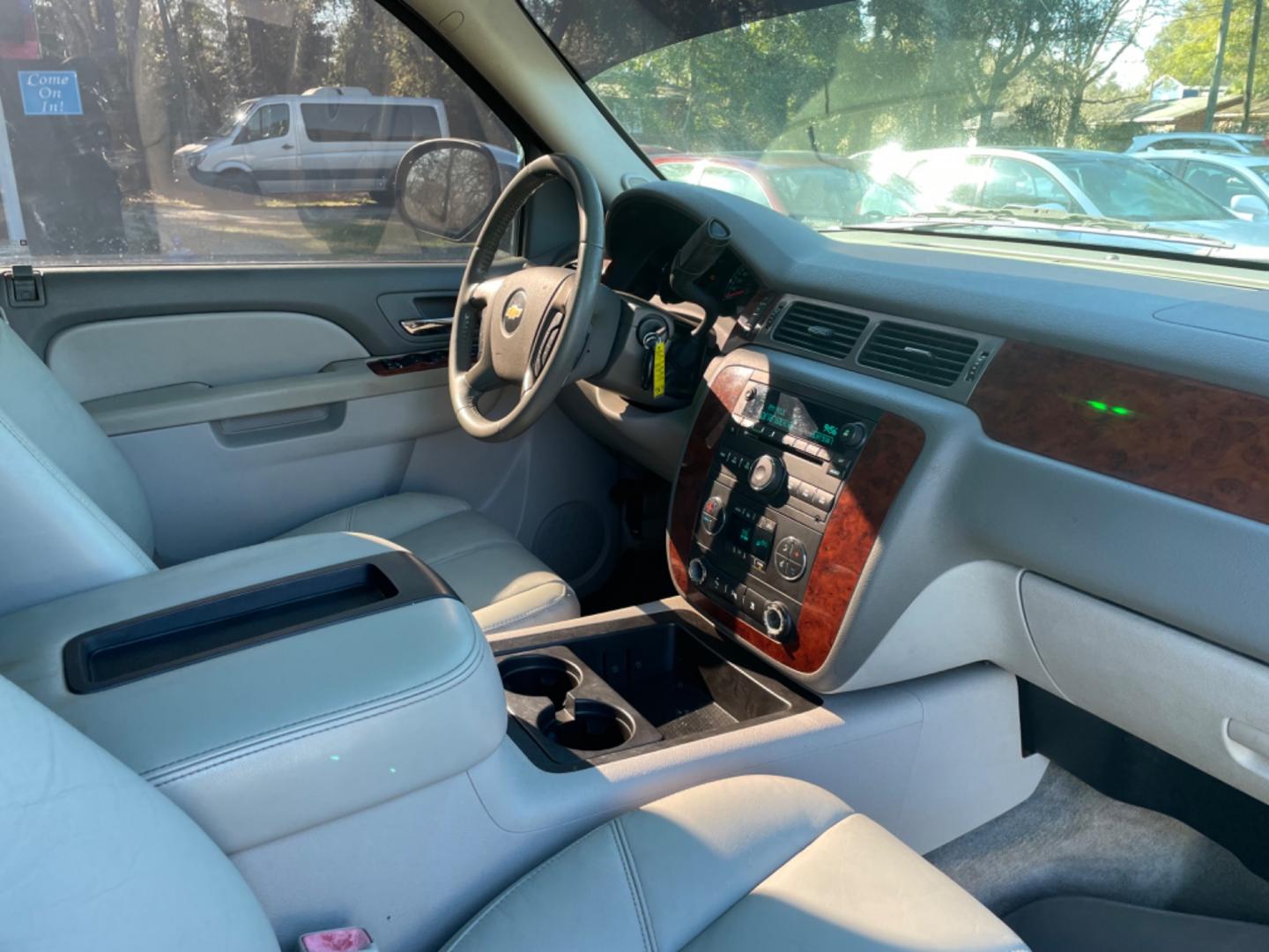 2011 BLACK CHEVROLET AVALANCHE LT (3GNMCFE09BG) with an 5.3L engine, Automatic transmission, located at 5103 Dorchester Rd., Charleston, SC, 29418-5607, (843) 767-1122, 36.245171, -115.228050 - Leather, CD/AUX/Sat, backup Camera, Dual Climate Control, Power Everything (windows, locks, seats, mirrors), All-weather Mats, Keyless Entry, Running Boards, Tow Package, Alloy Wheels. 174k miles Located at New Life Auto Sales! 2023 WINNER for Post & Courier's Charleston's Choice Pre-owned Car Deal - Photo#8